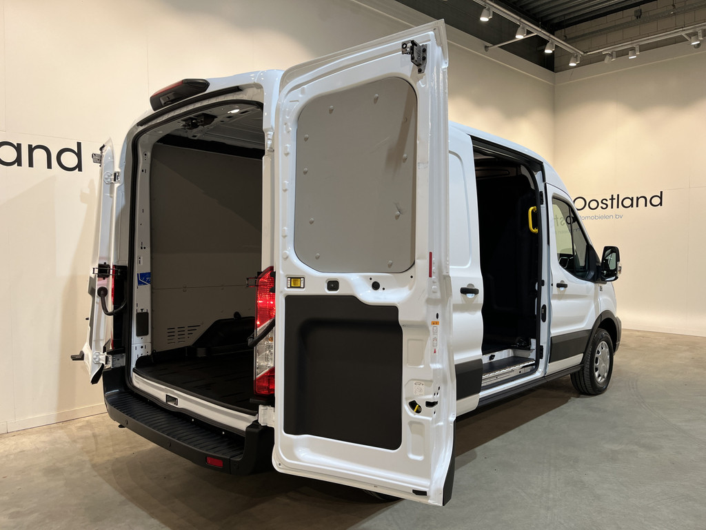Ford E-Transit 390 (3500 kg) L2H2 Trend 68 kWh / 100% Elektrisch !! / Airco / Cruise Control / CarPlay / Camera / Navigatie / 3-Zits / 1.300 KM !! 2