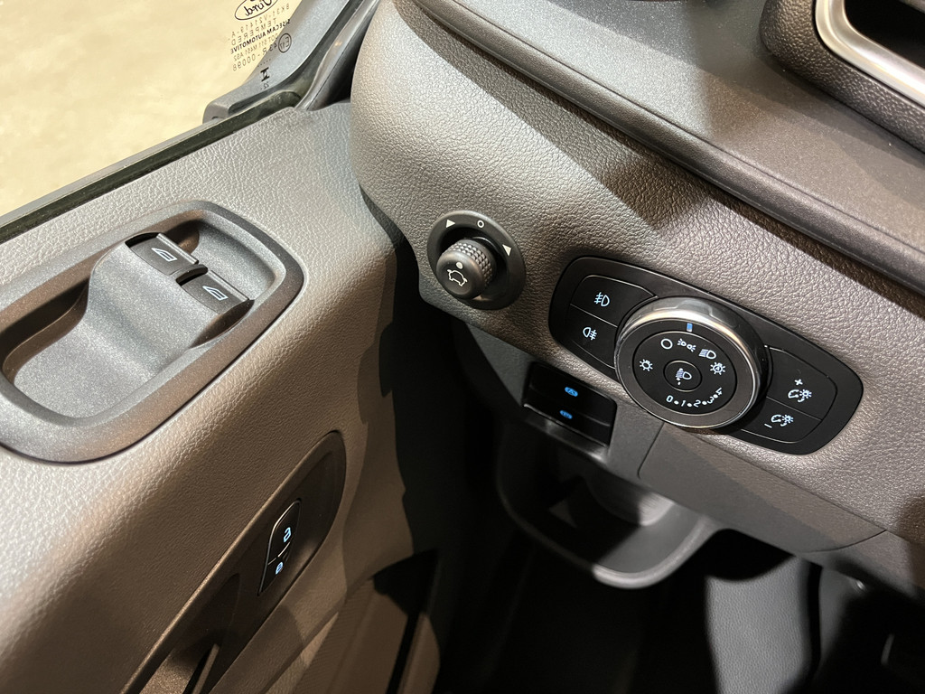Ford E-Transit 390 (3500 kg) L2H2 Trend 68 kWh / 100% Elektrisch !! / Airco / Cruise Control / CarPlay / Camera / Navigatie / 3-Zits / 13.850 KM !! 13