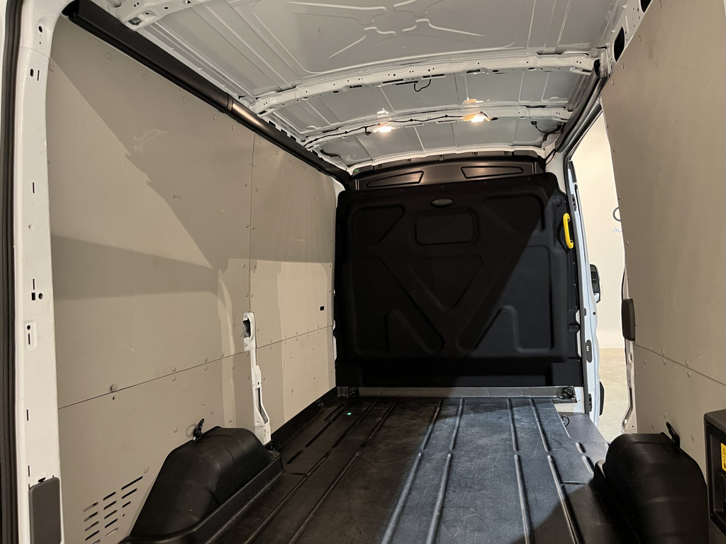 Ford E-Transit 390 (3500 kg) L2H2 Trend 68 kWh / 100% Elektrisch !! / Airco / Cruise Control / CarPlay / Camera / Navigatie / 3-Zits / 13.850 KM !! 14