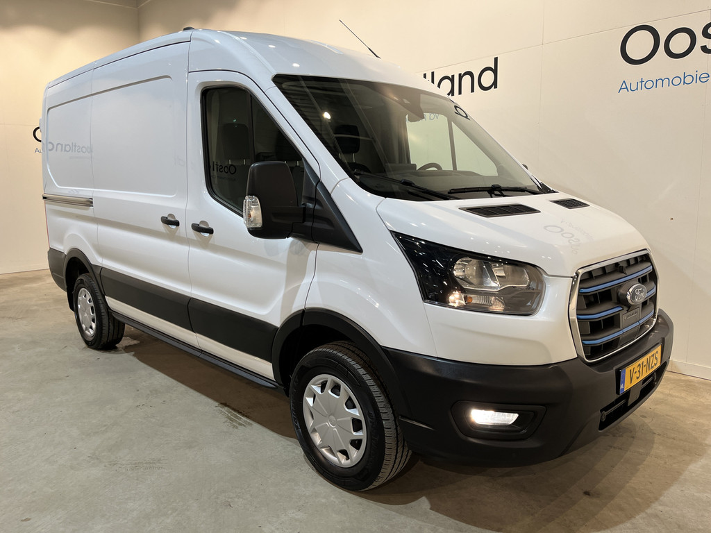 Ford E-Transit 390 (3500 kg) L2H2 Trend 68 kWh / 100% Elektrisch !! / Airco / Cruise Control / CarPlay / Camera / Navigatie / 3-Zits / 13.850 KM !! 17