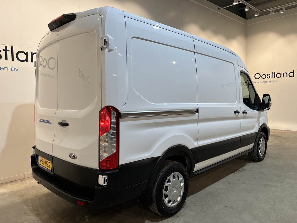 Ford E-Transit 390 (3500 kg) L2H2 Trend 68 kWh / 100% Elektrisch !! / Airco / Cruise Control / CarPlay / Camera / Navigatie / 3-Zits / 13.850 KM !! 18