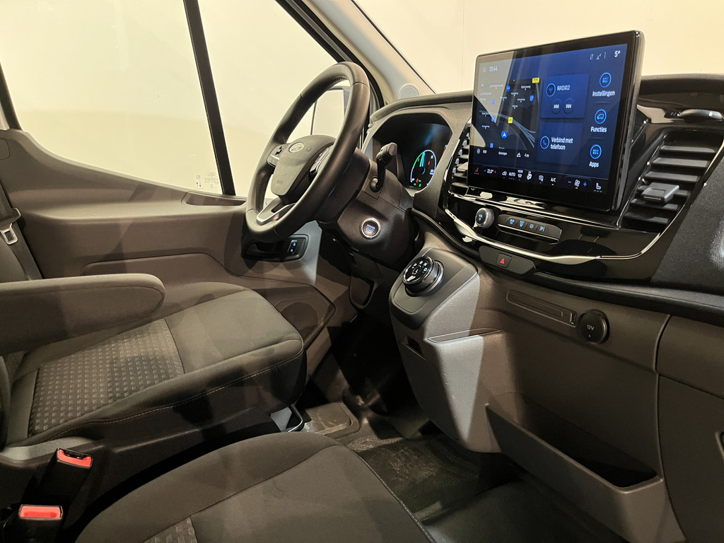 Ford E-Transit 390 (3500 kg) L2H2 Trend 68 kWh / 100% Elektrisch !! / Airco / Cruise Control / CarPlay / Camera / Navigatie / 3-Zits / 13.850 KM !! 3