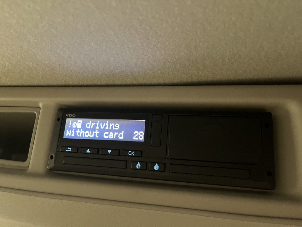 Ford E-Transit 390 (3500 kg) L2H2 Trend 68 kWh / 100% Elektrisch !! / Airco / Cruise Control / CarPlay / Camera / Navigatie / 3-Zits / 4.000 KM !! 18