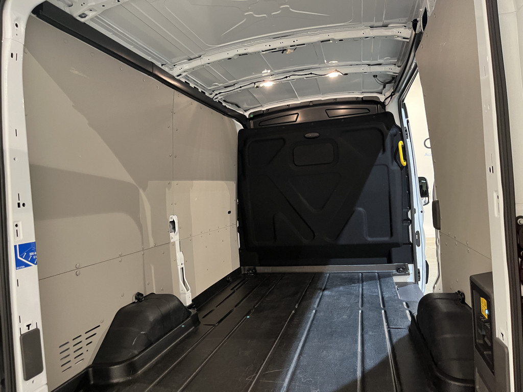 Ford E-Transit 390 (3500 kg) L2H2 Trend 68 kWh / 100% Elektrisch !! / Airco / Cruise Control / CarPlay / Camera / Navigatie / 3-Zits / 4.000 KM !! 19