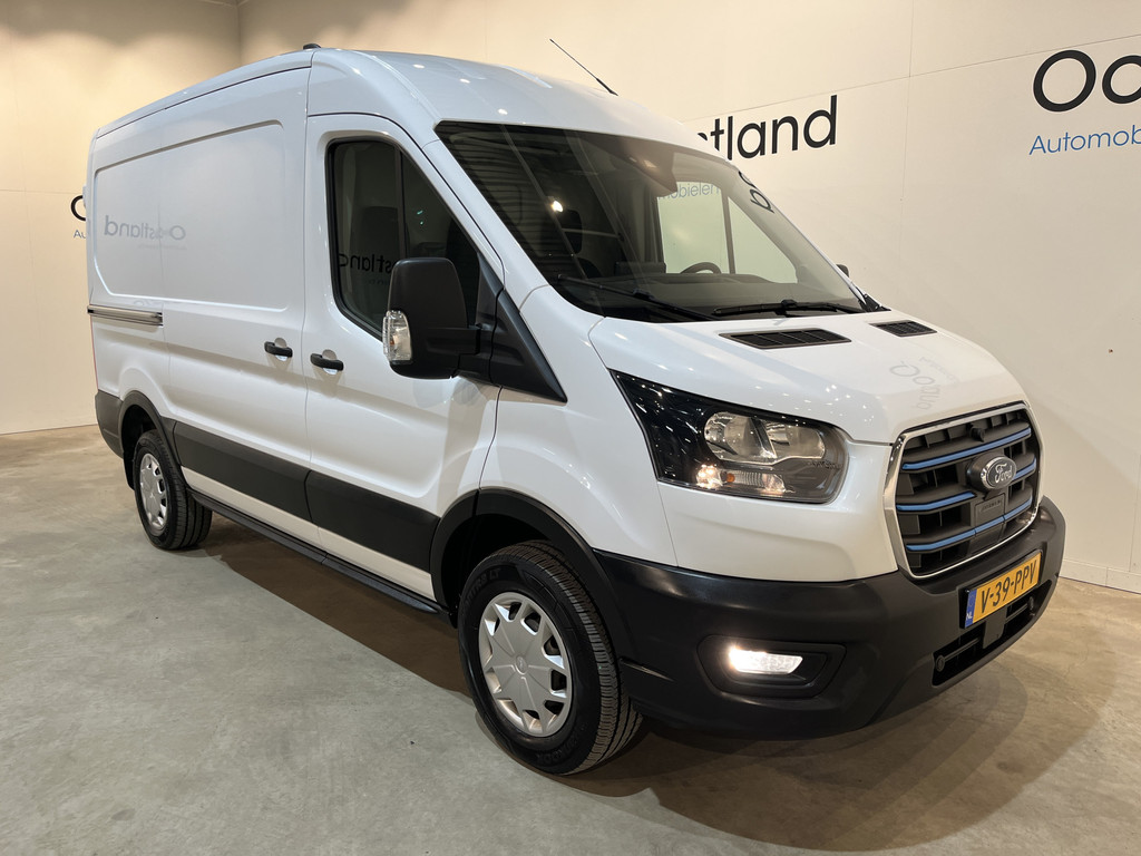 Ford E-Transit 390 (3500 kg) L2H2 Trend 68 kWh / 100% Elektrisch !! / Airco / Cruise Control / CarPlay / Camera / Navigatie / 3-Zits / 4.000 KM !! 20