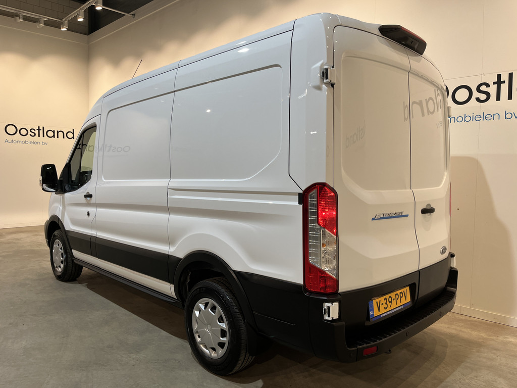 Ford E-Transit 390 (3500 kg) L2H2 Trend 68 kWh / 100% Elektrisch !! / Airco / Cruise Control / CarPlay / Camera / Navigatie / 3-Zits / 4.000 KM !! 21