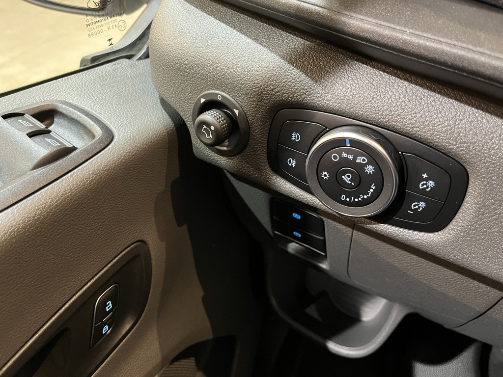 Ford E-Transit L2H2 Trend 68 kWh 184 PK / 100% Elektrisch !! / Airco / Cruise Control / CarPlay / Camera / Navigatie / 3-Zits / 11.750 KM !! 12