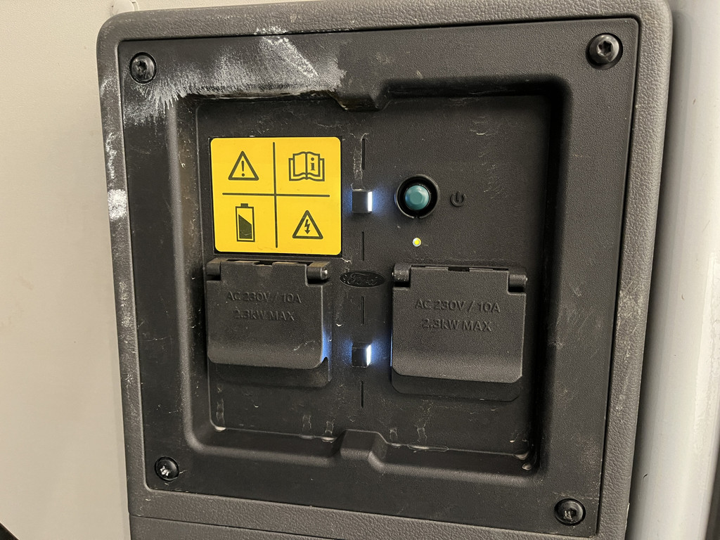 Ford E-Transit L2H2 Trend 68 kWh 184 PK / 100% Elektrisch !! / Airco / Cruise Control / CarPlay / Camera / Navigatie / 3-Zits / 11.750 KM !! 17