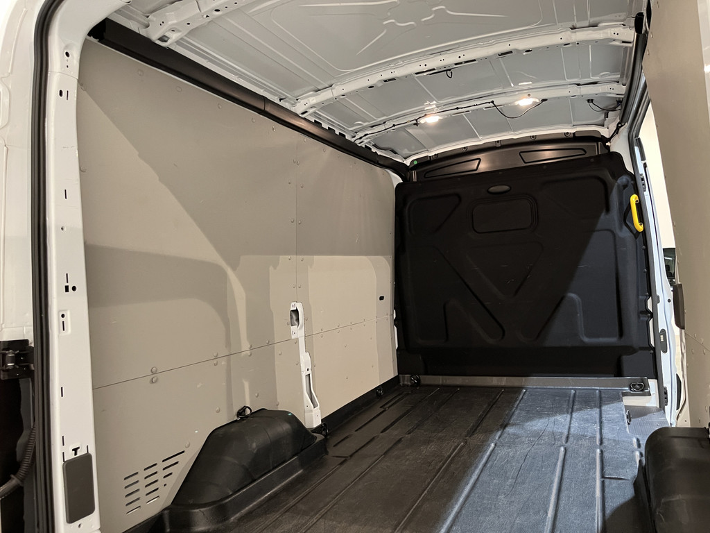 Ford E-Transit L2H2 Trend 68 kWh 184 PK / 100% Elektrisch !! / Airco / Cruise Control / CarPlay / Camera / Navigatie / 3-Zits / 11.750 KM !! 18