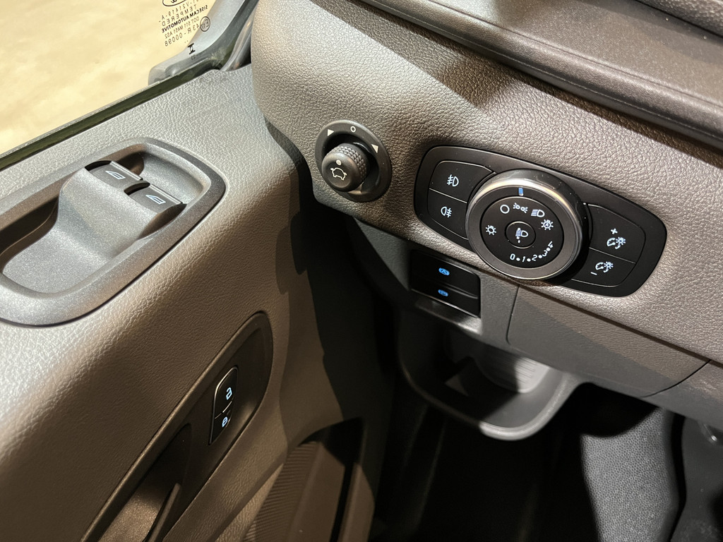 Ford E-Transit L2H2 Trend 68 kWh 184 PK / 100% Elektrisch !! / Airco / Cruise Control / CarPlay / Camera / Navigatie / 3-Zits / 17.000 KM !! 12