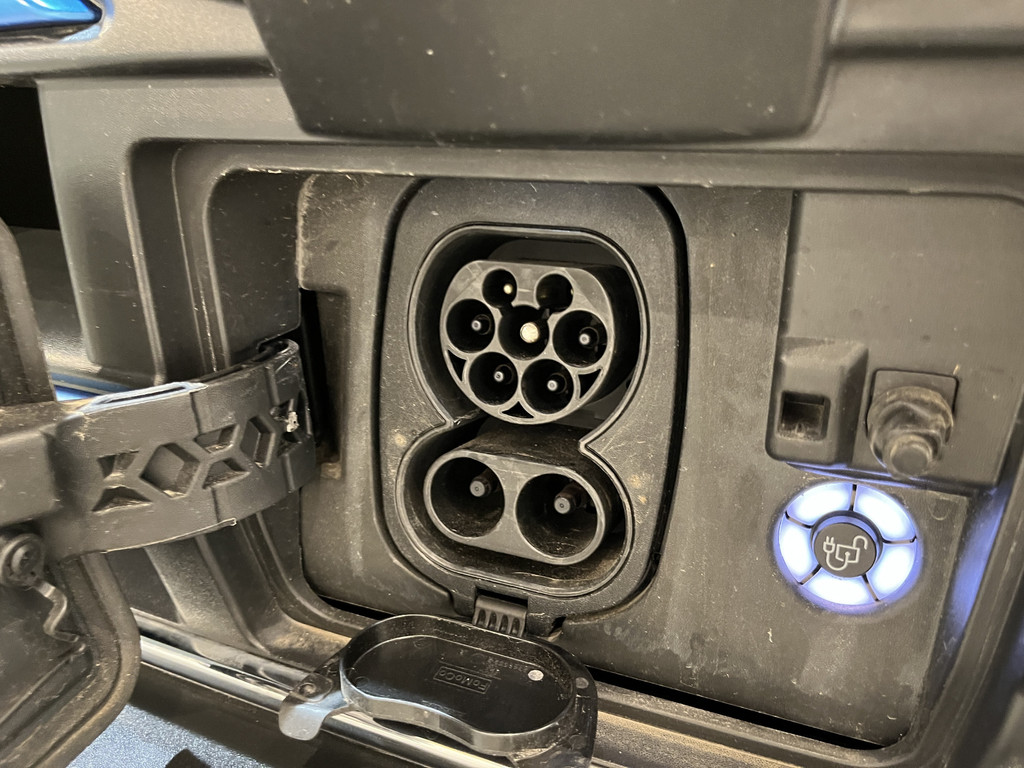 Ford E-Transit L2H2 Trend 68 kWh 184 PK / 100% Elektrisch !! / Airco / Cruise Control / CarPlay / Camera / Navigatie / 3-Zits / 17.000 KM !! 17