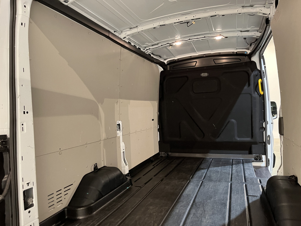 Ford E-Transit L2H2 Trend 68 kWh 184 PK / 100% Elektrisch !! / Airco / Cruise Control / CarPlay / Camera / Navigatie / 3-Zits / 17.000 KM !! 18