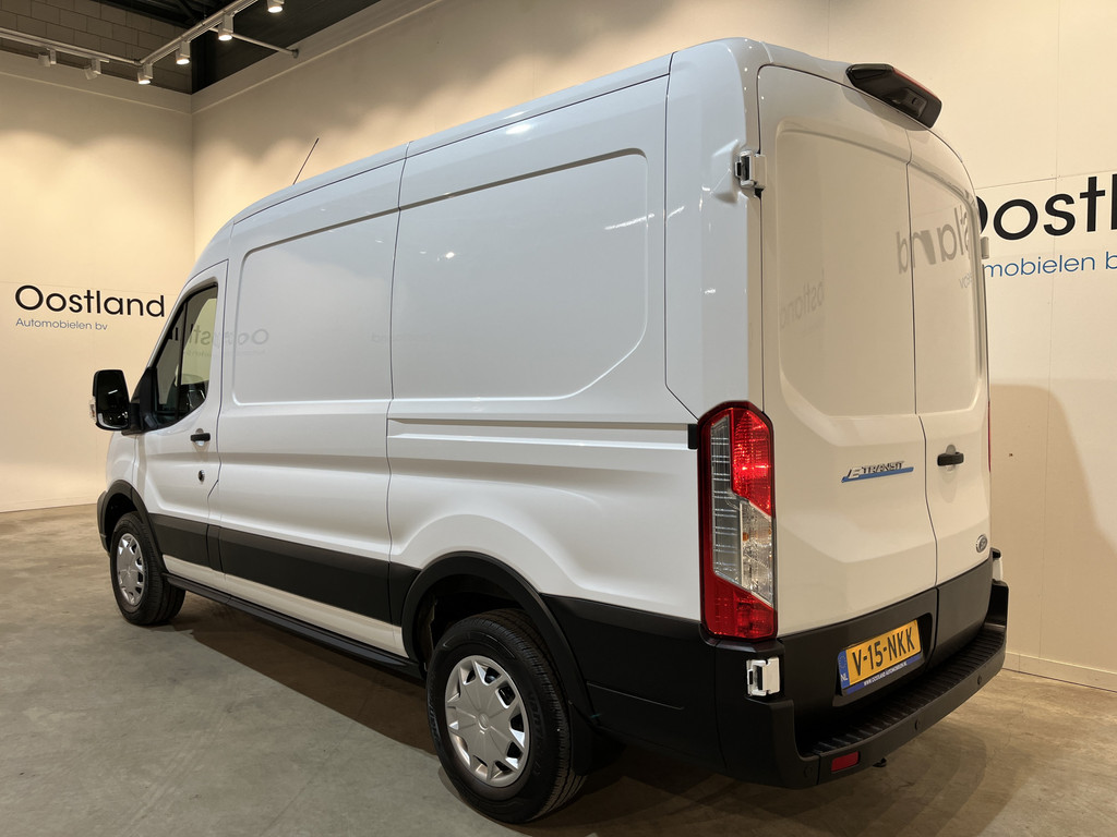Ford E-Transit L2H2 Trend 68 kWh 184 PK / 100% Elektrisch !! / Airco / Cruise Control / CarPlay / Camera / Navigatie / 3-Zits / 17.000 KM !! 19