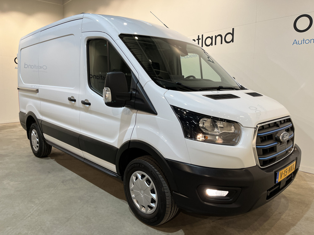 Ford E-Transit L2H2 Trend 68 kWh 184 PK / 100% Elektrisch !! / Airco / Cruise Control / CarPlay / Camera / Navigatie / 3-Zits / 17.000 KM !! 20