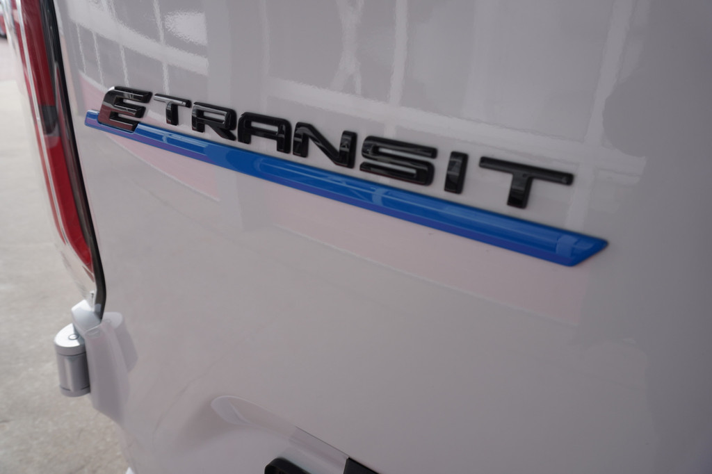 Ford E-Transit Cust. 320L L2H1 Limited 65 kWh 160KW/218PK Automaat met POWERPACK Nr. V029 | Airco | Cruise | Apple CP| 20LM velgen | Trekhaak | Spoilers DEMO 19