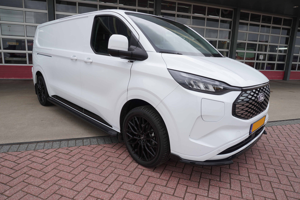 Ford E-Transit Cust. 320L L2H1 Limited 65 kWh 160KW/218PK Automaat met POWERPACK Nr. V029 | Airco | Cruise | Apple CP| 20LM velgen | Trekhaak | Spoilers DEMO 2