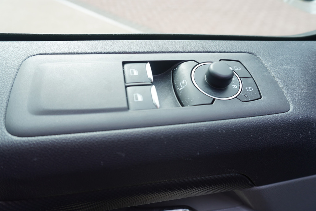 Ford E-Transit Cust. 320L L2H1 Limited 65 kWh 160KW/218PK Automaat met POWERPACK Nr. V029 | Airco | Cruise | Apple CP| 20LM velgen | Trekhaak | Spoilers DEMO 20