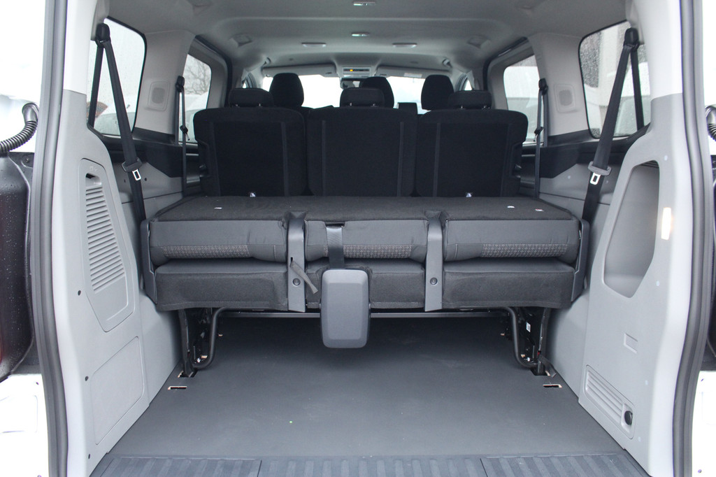 Ford E-Transit Custom 320 L1H1 Kombi | 9 persoons | Trend | 65kWh | 160kW/218pk | Trekgewicht 2300kg | Camera | Carplay/Android | Cruise | Lease 806,- p/m 11