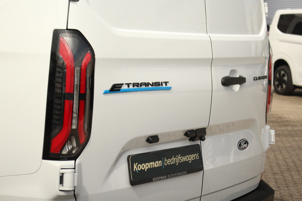 Ford E-Transit Custom 320 L1H1 Trend | 71 kWh | 160kW/218pk | Stoelverwarming | Camera | Carplay/Android | Cruise | Lease 681,- p/m 13