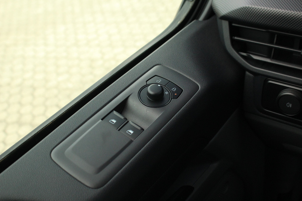 Ford E-Transit Custom 320 L1H1 Trend | 71 kWh | 160kW/218pk | Stoelverwarming | Camera | Carplay/Android | Cruise | Lease 681,- p/m 19