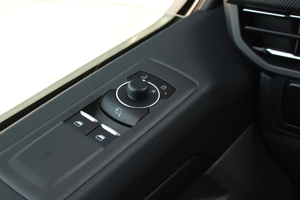 Ford E-Transit Custom 320 L2H1 Limited DC | 71 kWh | 160kW/218pk | Trekgewicht 2300kg | Camera | Carplay/Android | Cruise | Lease 788,- p/m 20