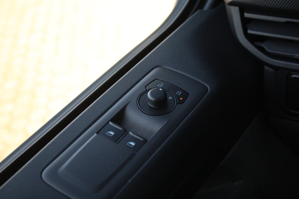 Ford E-Transit Custom 320 L2H1 Trend 64 kWh 218pk DC Automaat | Trekgewicht 2300kg | L+R Zijdeur | Keyless | Carplay/Android | Stoel+Stuurverw | Lease 717,- p/m 20