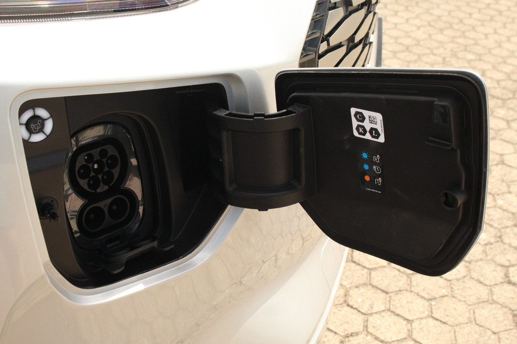 Ford E-Transit Custom 340 L2H1 Limited | 71 kWh | 160kW/218pk | Driver Assist | Adap. Cruise | Camera | Carplay/Android | Lease 771,- p/m 7
