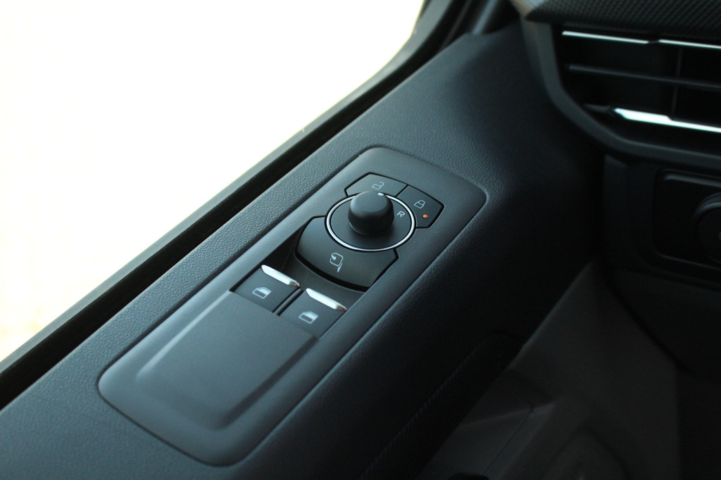 Ford E-Transit Custom 340 L2H1 Limited | 71 kWh | 160kW/218pk | Stoel + Stuurverwarming | Camera | Carplay/Android | Cruise | Lease 735,- p/m 15