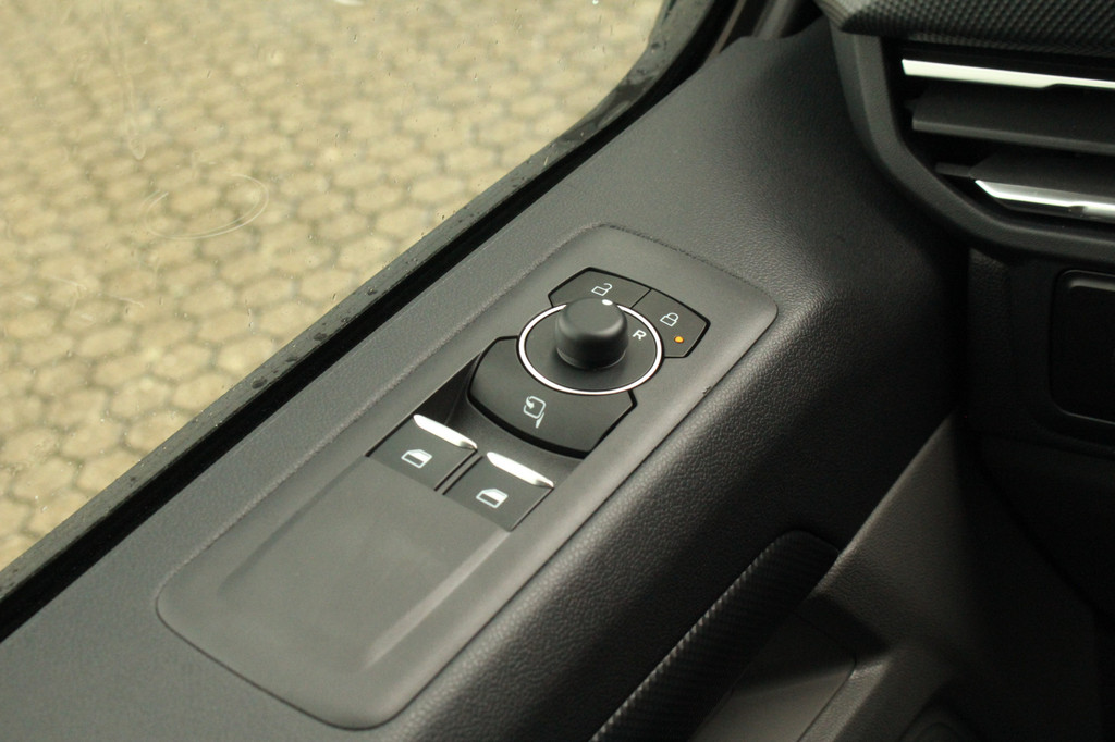 Ford E-Transit Custom 340 L2H1 Limited 71 kWh Automaat | Trekgewicht 2300kg | LED | Carplay | Keyless | Camera | Cruise | Stoel+Stuurvwer. | Lease 717,- p/m 17