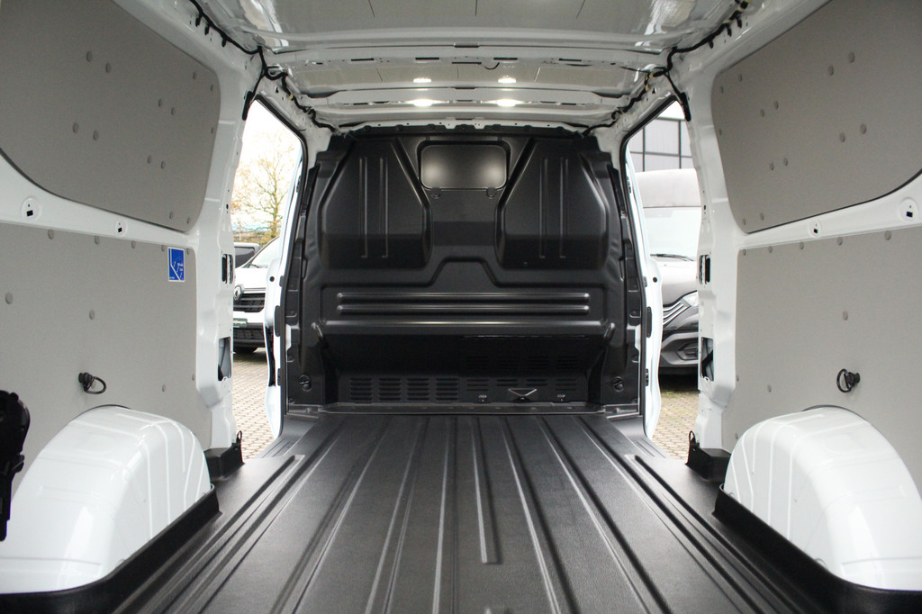 Ford E-Transit Custom 340 L2H1 Limited 71 kWh L2H1 Limited | Automaat | Trekgewicht 2300kg | L + R Zijdeur | Cruise | Stoel+Stuurvwer. | LED | Carplay | Keyless | Camera | Lease 771,- p/m 10