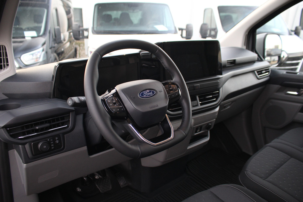 Ford E-Transit Custom 340 L2H1 Limited 71 kWh L2H1 Limited | Automaat | Trekgewicht 2300kg | L + R Zijdeur | Cruise | Stoel+Stuurvwer. | LED | Carplay | Keyless | Camera | Lease 771,- p/m 16