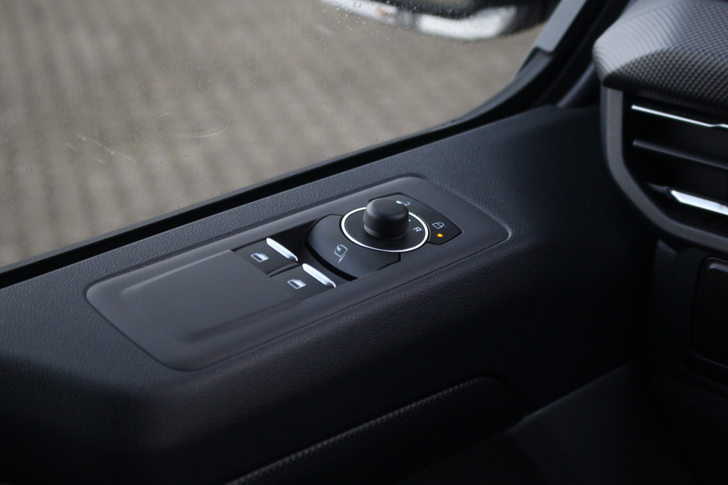 Ford E-Transit Custom 340 L2H1 Limited 71 kWh L2H1 Limited | Automaat | Trekgewicht 2300kg | L + R Zijdeur | Cruise | Stoel+Stuurvwer. | LED | Carplay | Keyless | Camera | Lease 771,- p/m 20