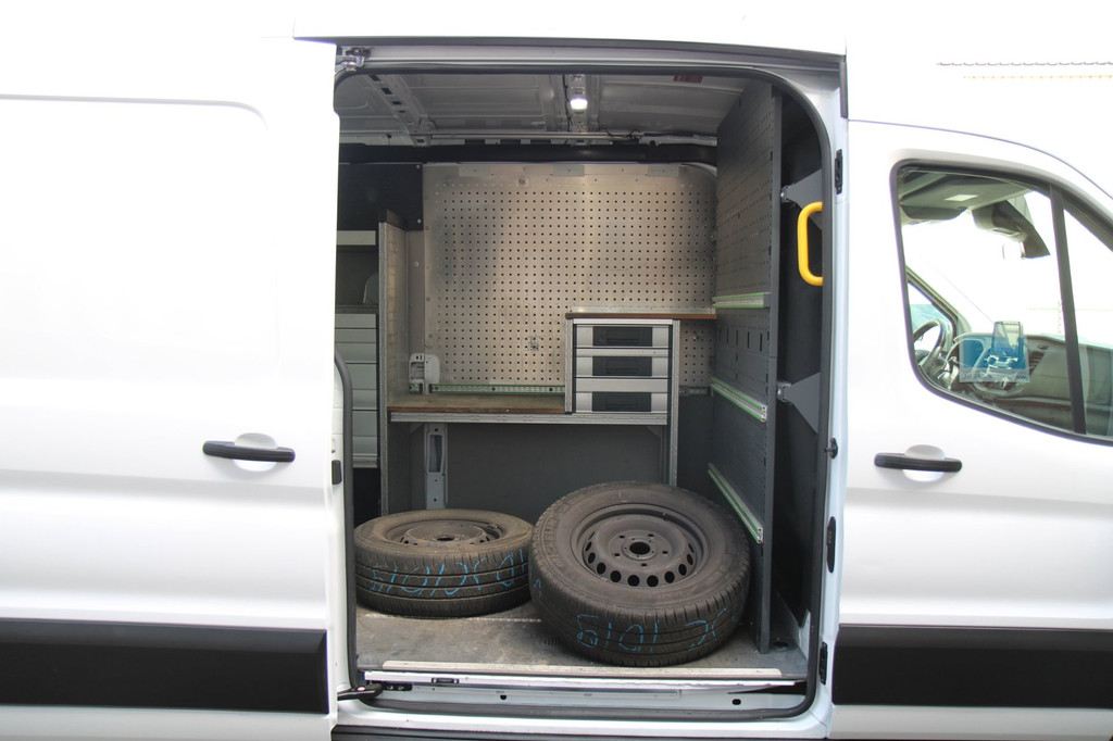 Ford TRANSIT 330 2.0 TDCI L2H2 Trend / Camera / Laadruimte inrichting / Sync 3 8