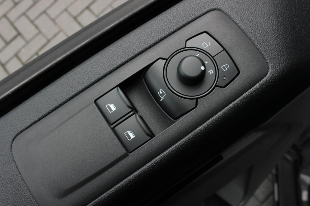 Ford TRANSIT CUSTOM 320 2.0 TDCI L2H1 170PK AWD 4X4 JB-EDITION / 3-ZITS / DRIVERS PACK / NAVIGATIE / FULL BLACK / BPM VRIJ / APPLE 16