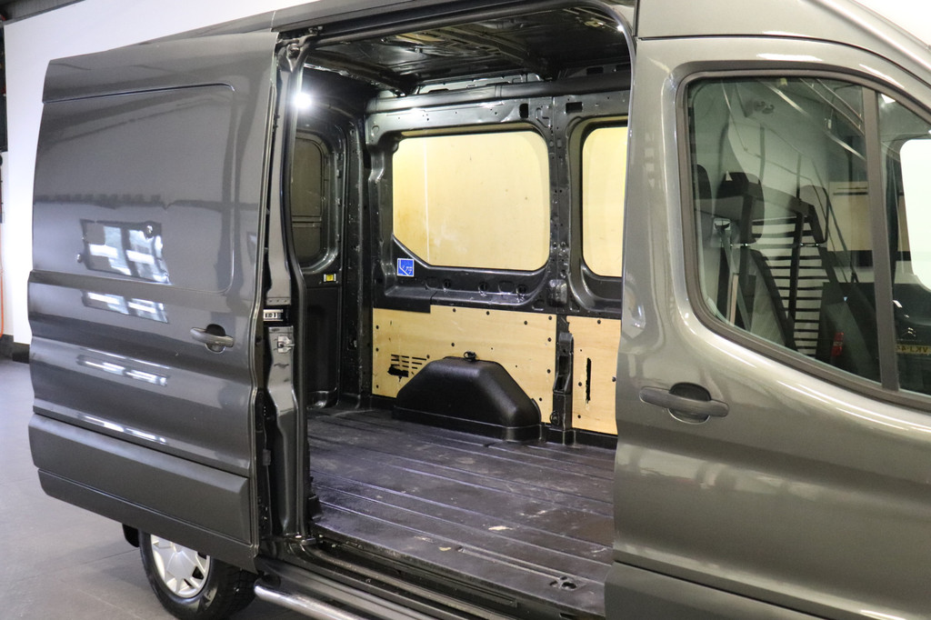 Ford Transit 2.0 TDCI 130PK L2H2 EURO6 - Airco - Cruise - Navi - Stoelverw. - € 11.950,- Excl. 15