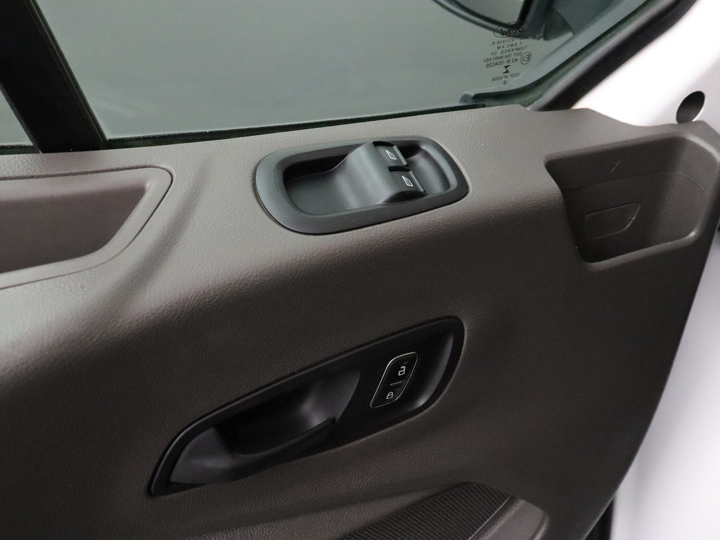 Ford Transit 2.0TDCI 130PK L3H2 | Imperiaal | Trekhaak | 3-Persoons | Betimmering | Airco 8