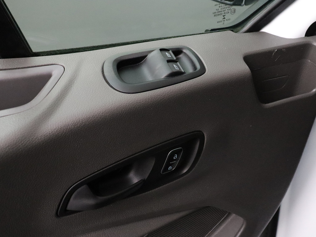 Ford Transit 2.0TDCi 130PK L3H3 | Airco | Cruise | Camera | 3-Persoons 8