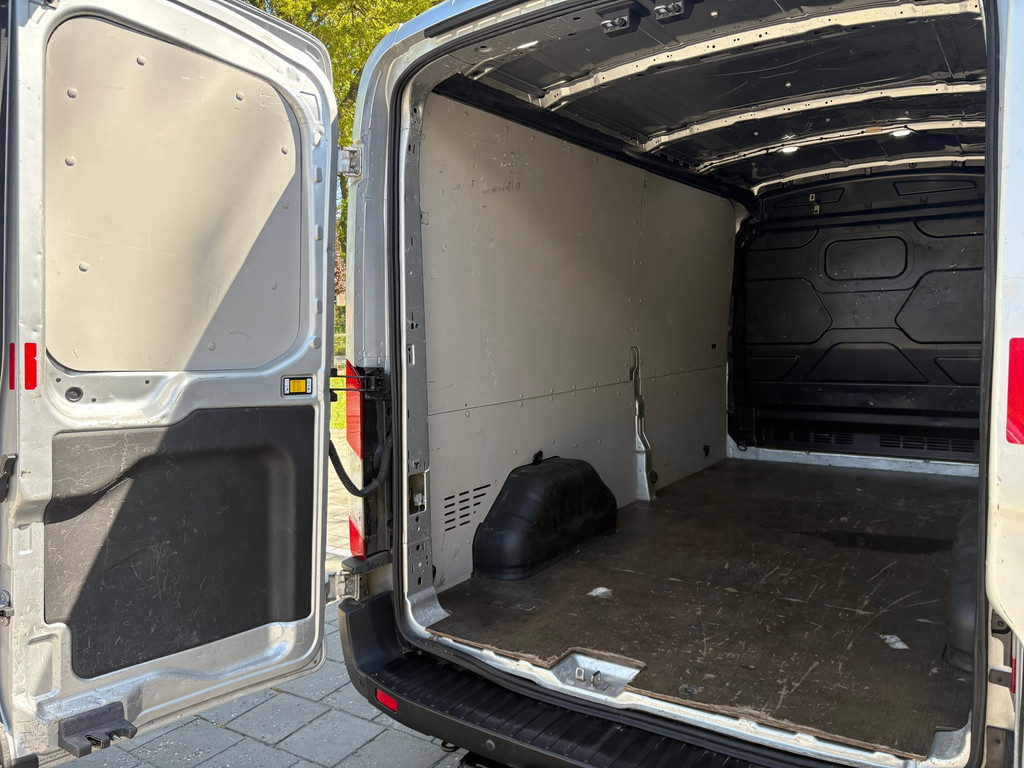 Ford Transit 350 2.0 TDCI L3H2 AUTOMAAT - Camera - Voorruitverw - Airco - Trekhaak - drie zitplaatsen - APPLE CARPLAY 10