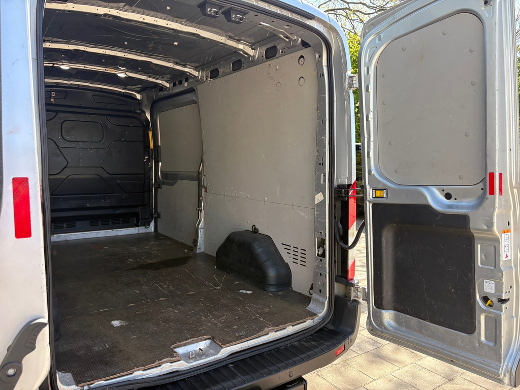 Ford Transit 350 2.0 TDCI L3H2 AUTOMAAT - Camera - Voorruitverw - Airco - Trekhaak - drie zitplaatsen - APPLE CARPLAY 9
