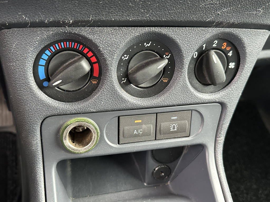 Ford Transit Connect T230L 1.8 TDCi Ambiente 9