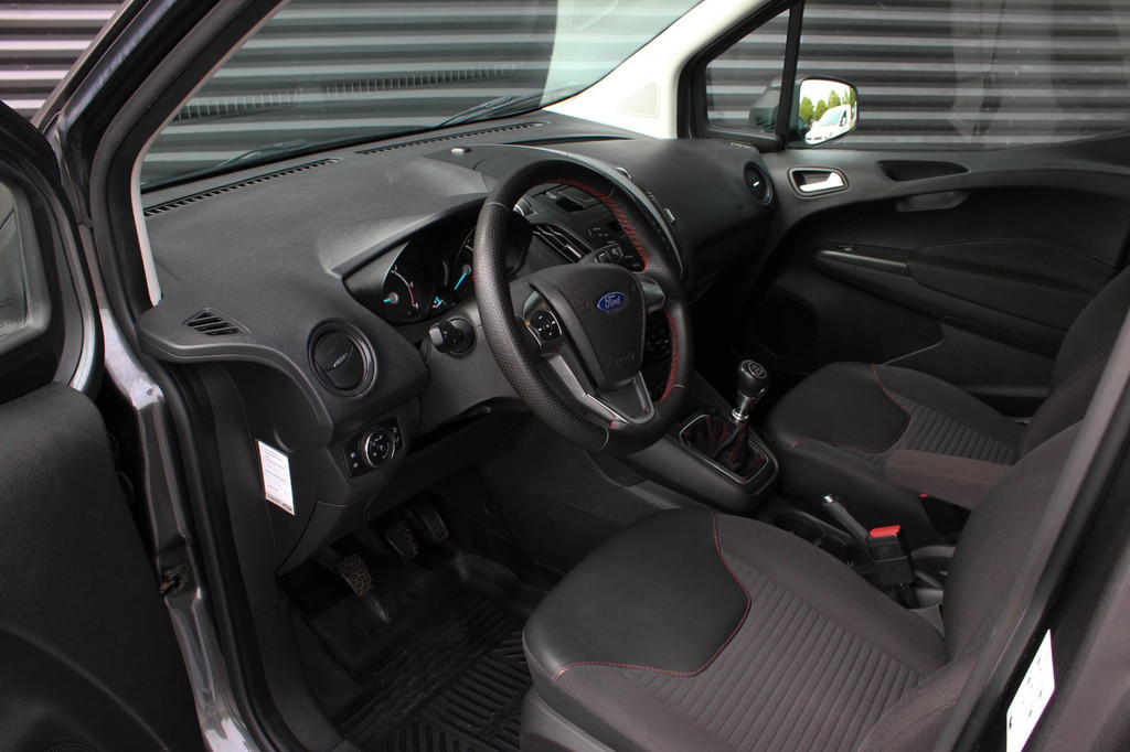 Ford Transit Courier 1.5 TDCI Sport 100PK / LM.VELGEN / 53DKM / AIRCO / CLIMATE CONTROL / UNIEKE UITVOERING / NAP / NIEUWSTAAT 19