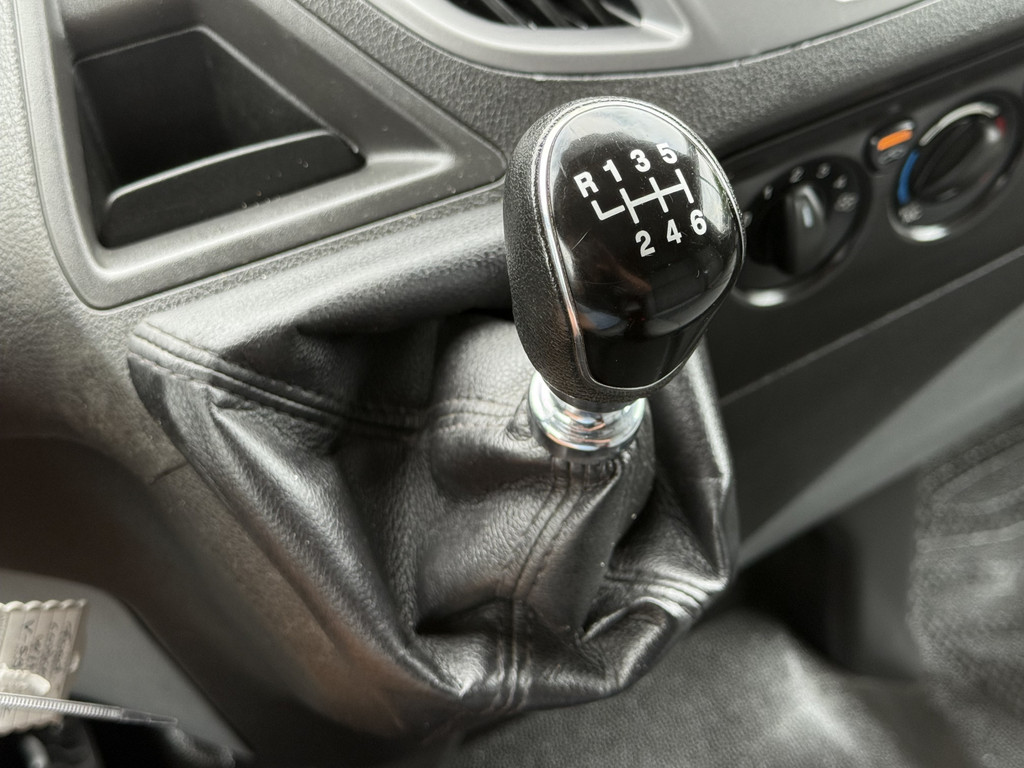 Ford Transit Custom 2.0 TDCI 130 PK / L1H1 / TREND / 2.5 TONS TREKHAAK / AIRCO / CRUISE / NAVI / INRICHTING / 3-ZITS 18