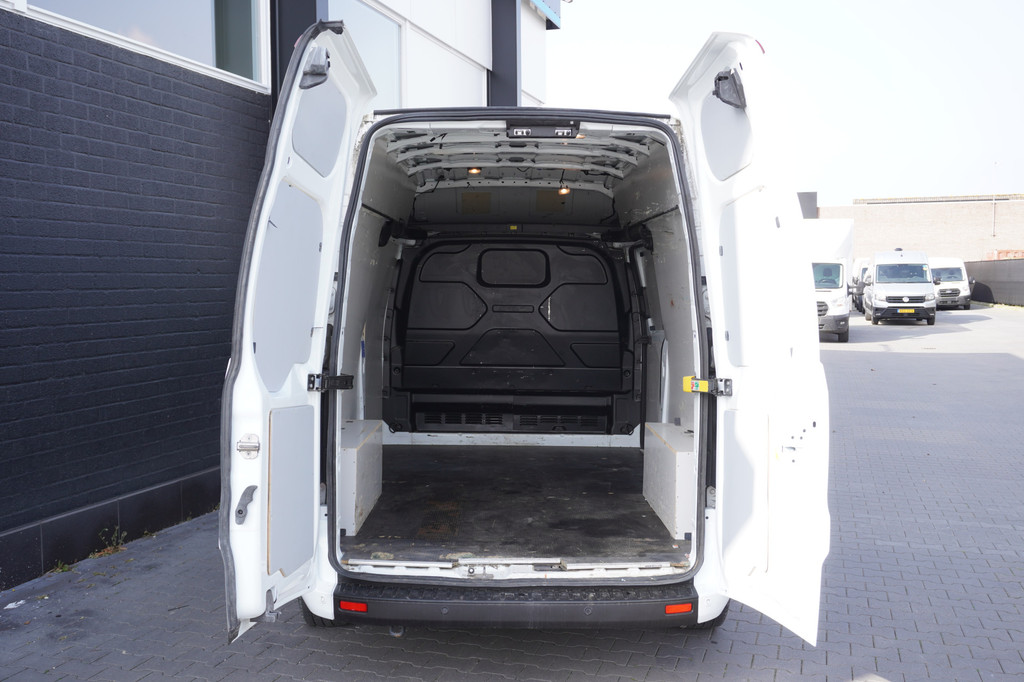 Ford Transit Custom 2.0 TDCI 130PK L2H2 - Airco - Cruise - Camera - €15.900,- Excl. 8