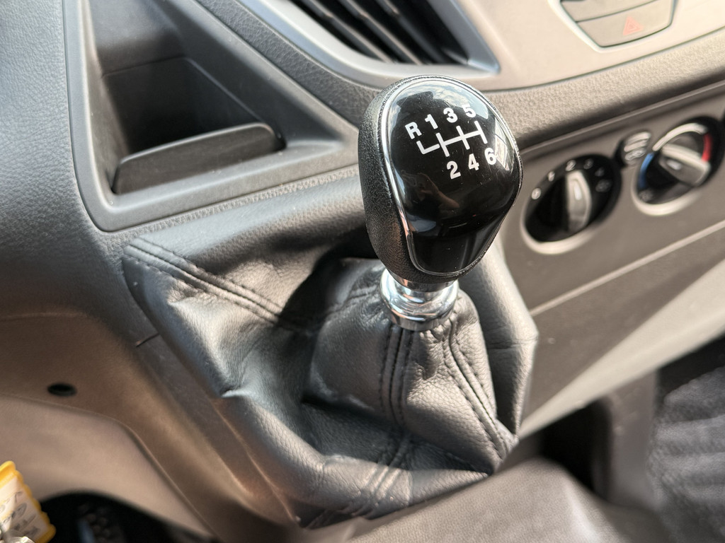 Ford Transit Custom 2.0 TDCI 131 PK E6 / L2H1 / 1e EIG. / 2.6 TONS TREKHAAK / AIRCO / CRUISE / NAVI / PDC 17