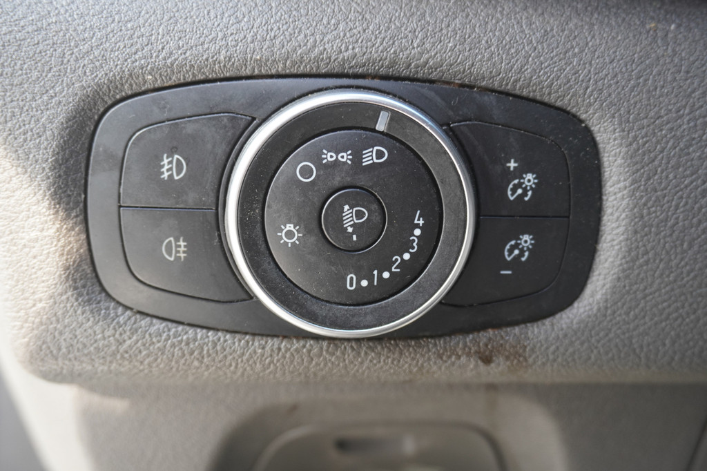 Ford Transit Custom 2.0 TDCI EURO 6 - Airco - Navi - Cruise - Motor loopt niet goed ⬠6.900,- Excl. 19