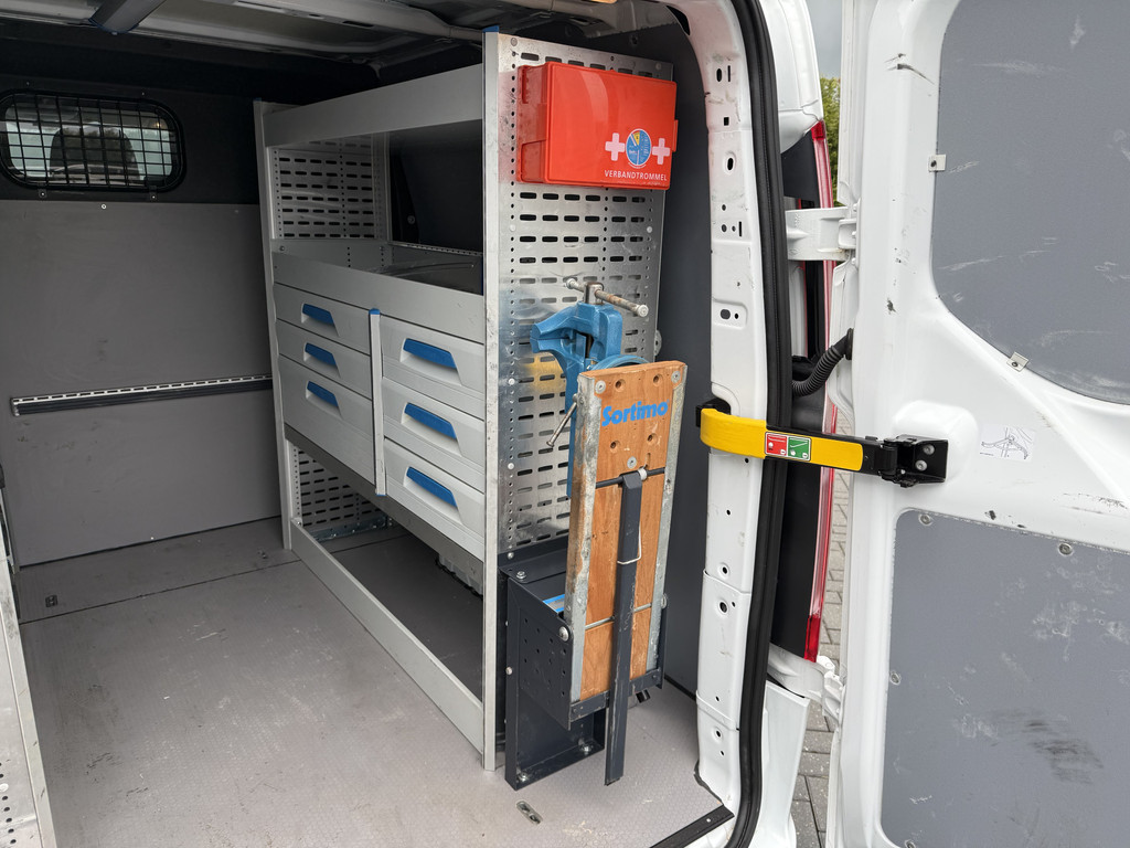Ford Transit Custom 2.0 TDCI / L2H1 / DUBBELE CABINE / 1e EIG. / INRICHTING / TREKHAAK / CAMERA / 6-PERS. 9