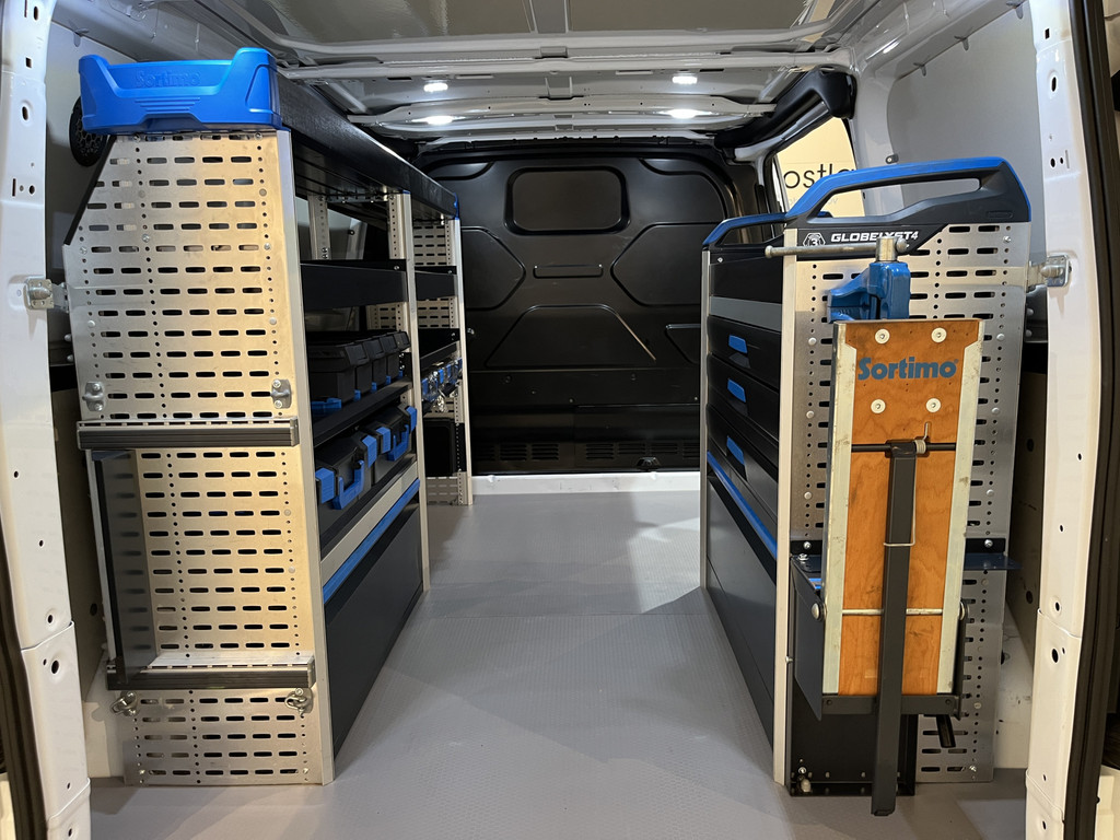 Ford Transit Custom 280 2.0 TDCI L1H1 Trend 130 PK / Servicebus / Sortimo Inrichting / Euro 6 / Airco / Camera / CarPlay / Cruise Control Adap. / Navigatie / Klep / 3-Zits / 55.000 KM !! 21