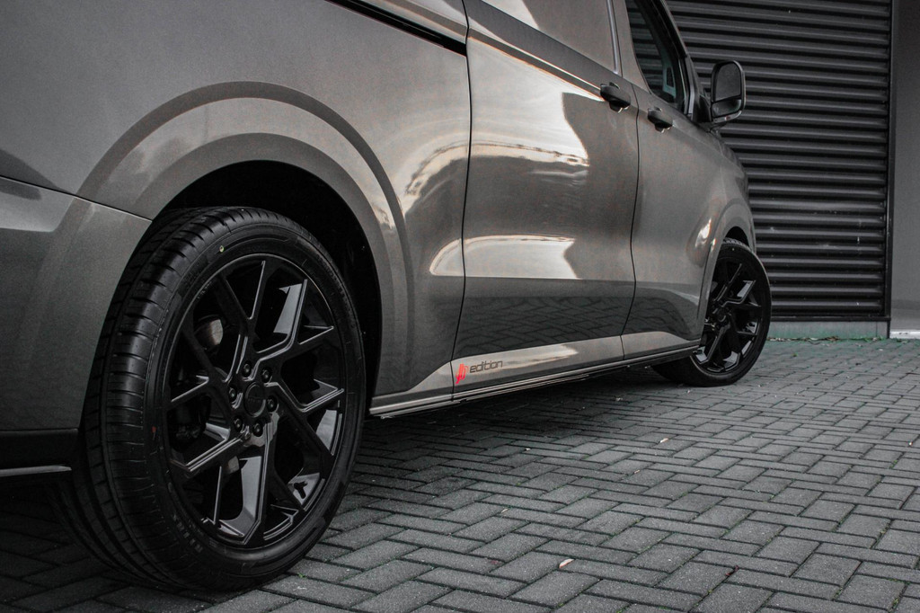 Ford Transit Custom 320 2.0 TDCI L2H1 AUTOMAAT 170PK JB- EDITION / FULL BLACK / APPLE CARPLAY / 3- ZITS / MY2024 / DIRECT RIJDEN 21