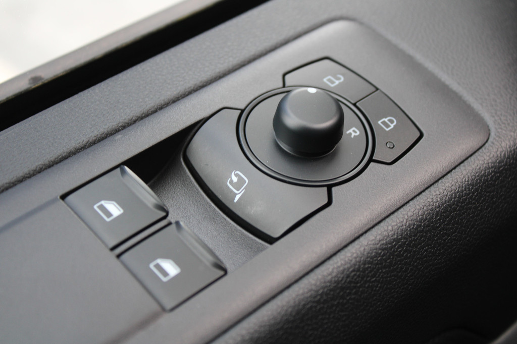 Ford Transit Custom 320 2.0 TDCI L2H1 Trend 136pk - 2x Schuifdeur - Achterklep - Carplay - Android - LED koplampen - Stoelverwarming - 70l tank - Rijklaar 18