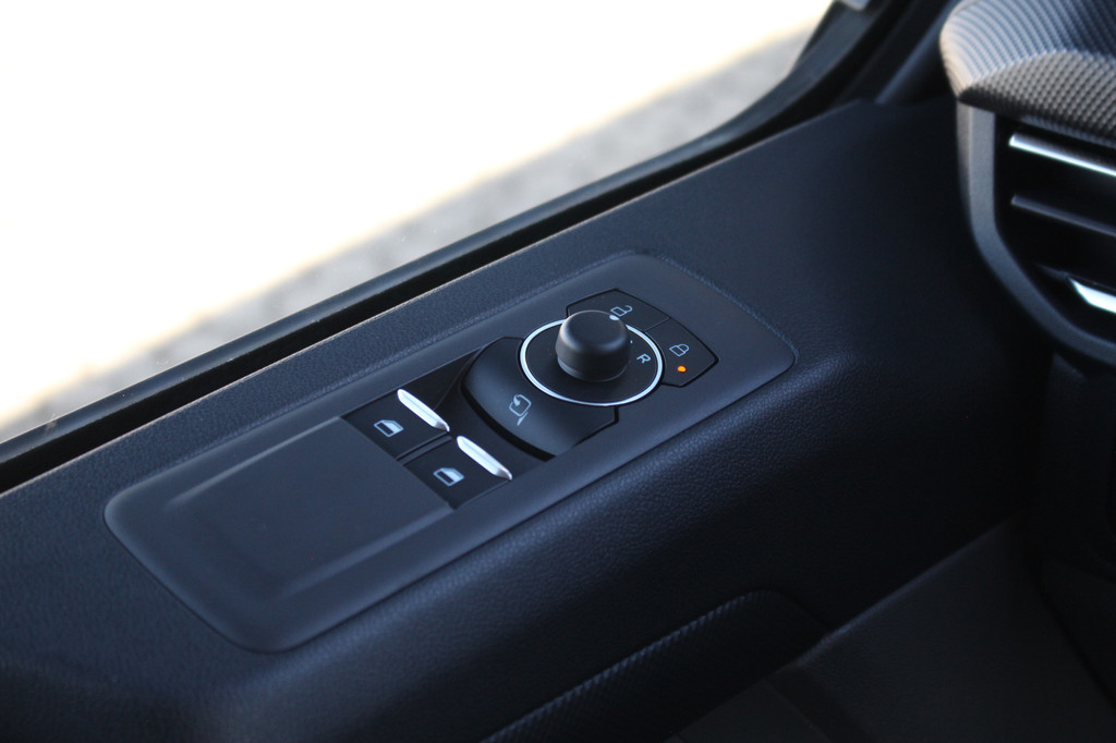 Ford Transit Custom 280 2.0TDCI 136pk L1H1 Limited | Automaat | Adapt. cruise | LED | Sync 4 13 | Keyless | Camera | Driver assist pack | Lease 717,- p/m 18